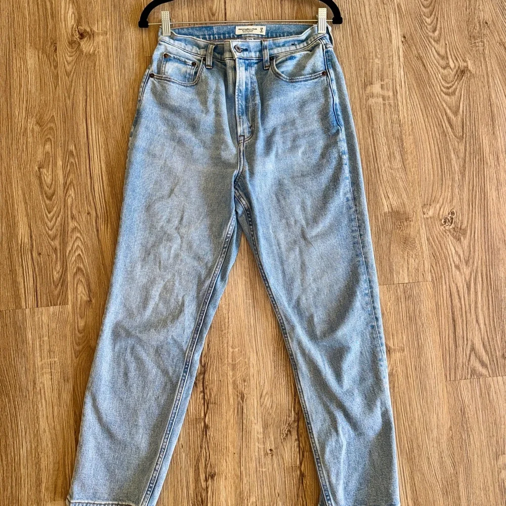 Abercrombie & Fitch High-Rise Light Wash Ankle Straight Jeans- Size 28 - Picture 7 of 15